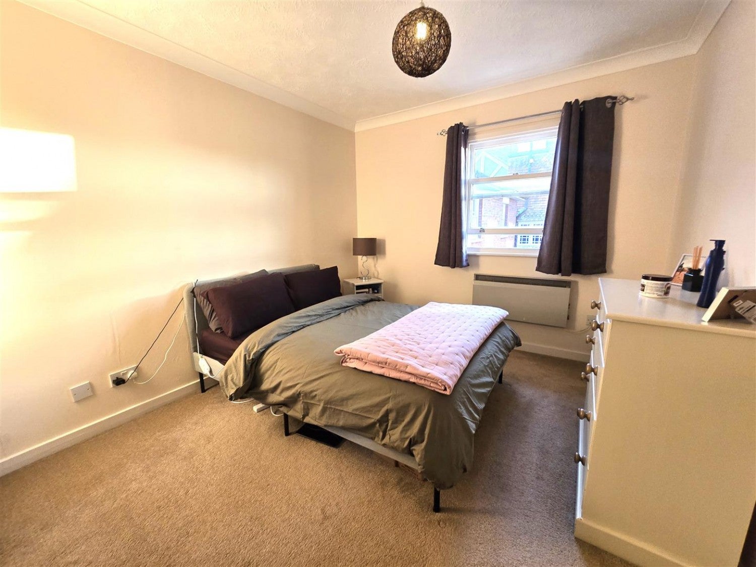 Flat Gordon Road in Rushmoor