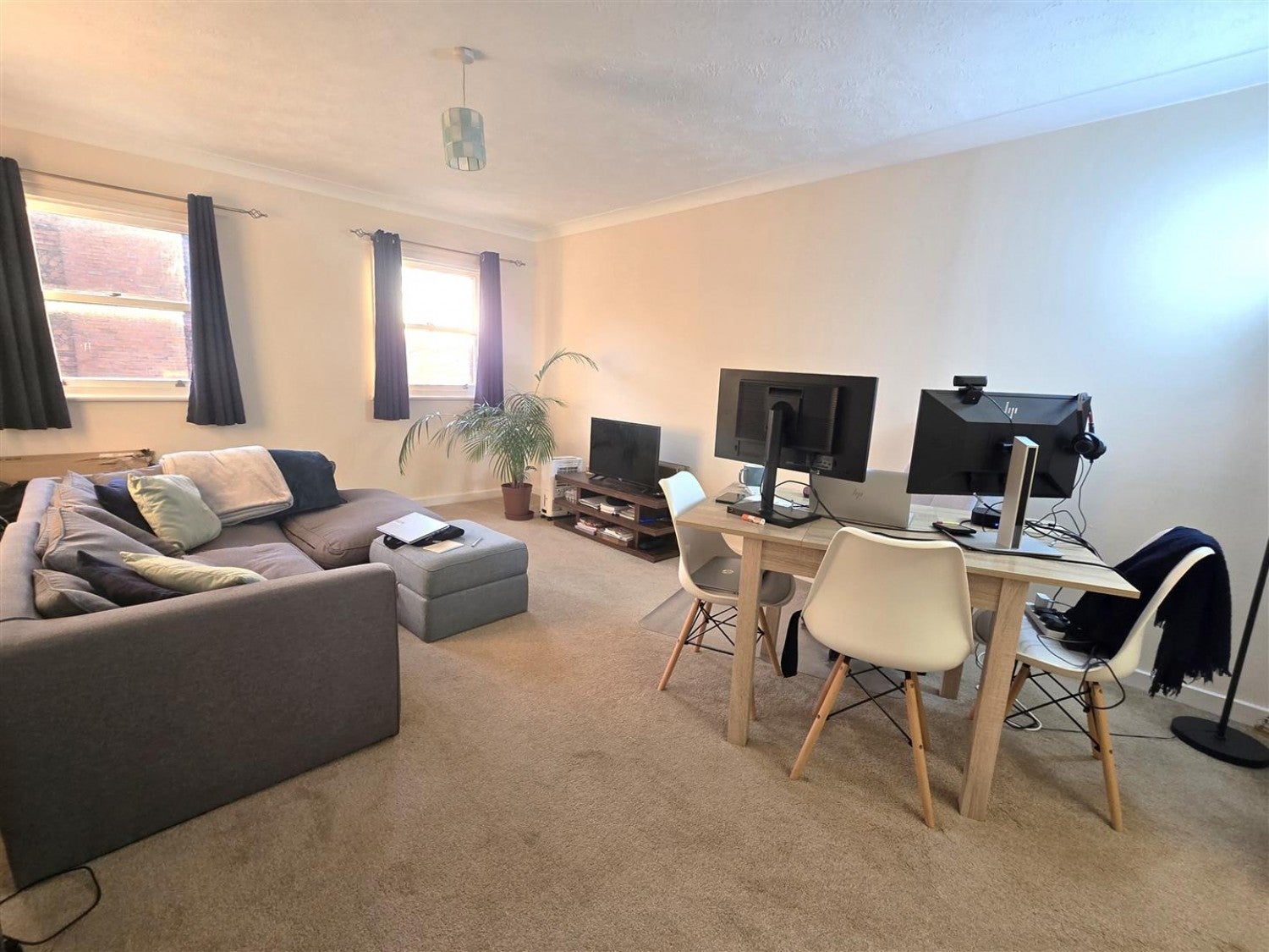 Flat Gordon Road in Rushmoor