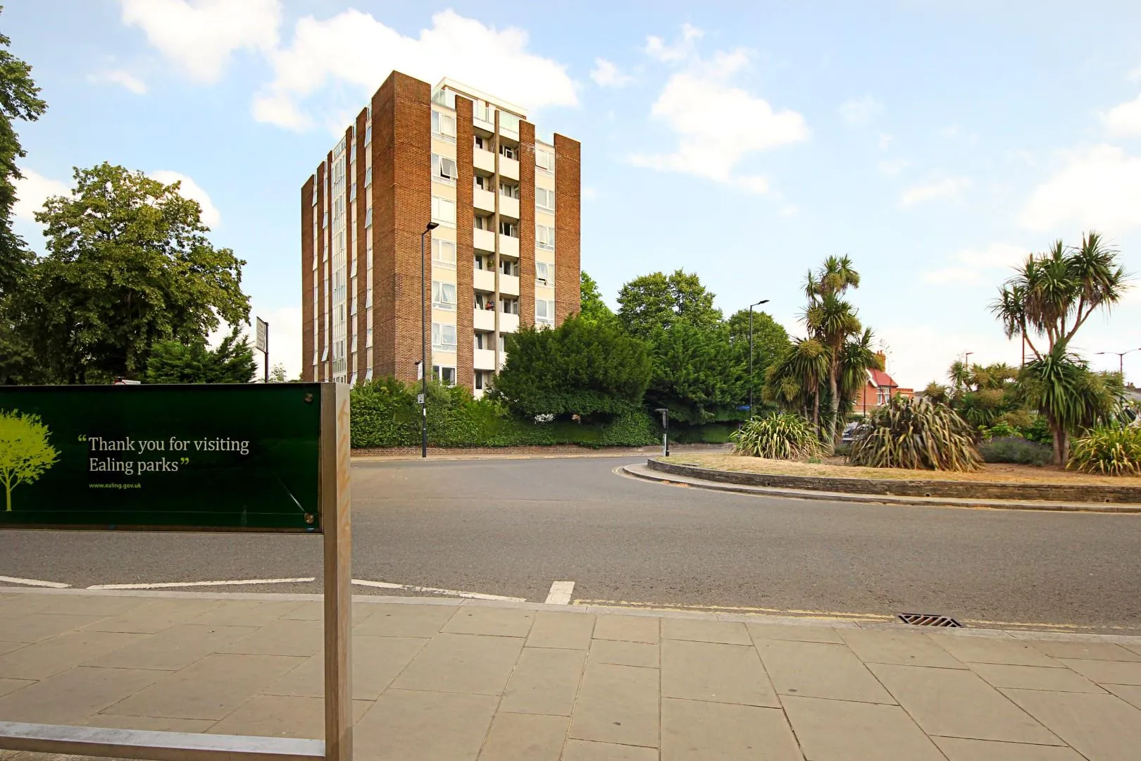 Flat Mount Park Road in Greater London