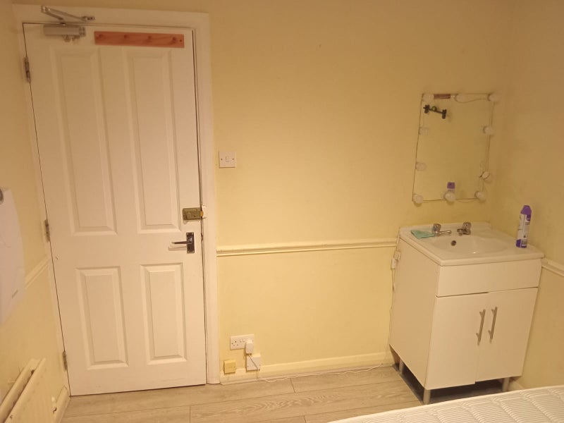 Room Dedworth Road in Windsor