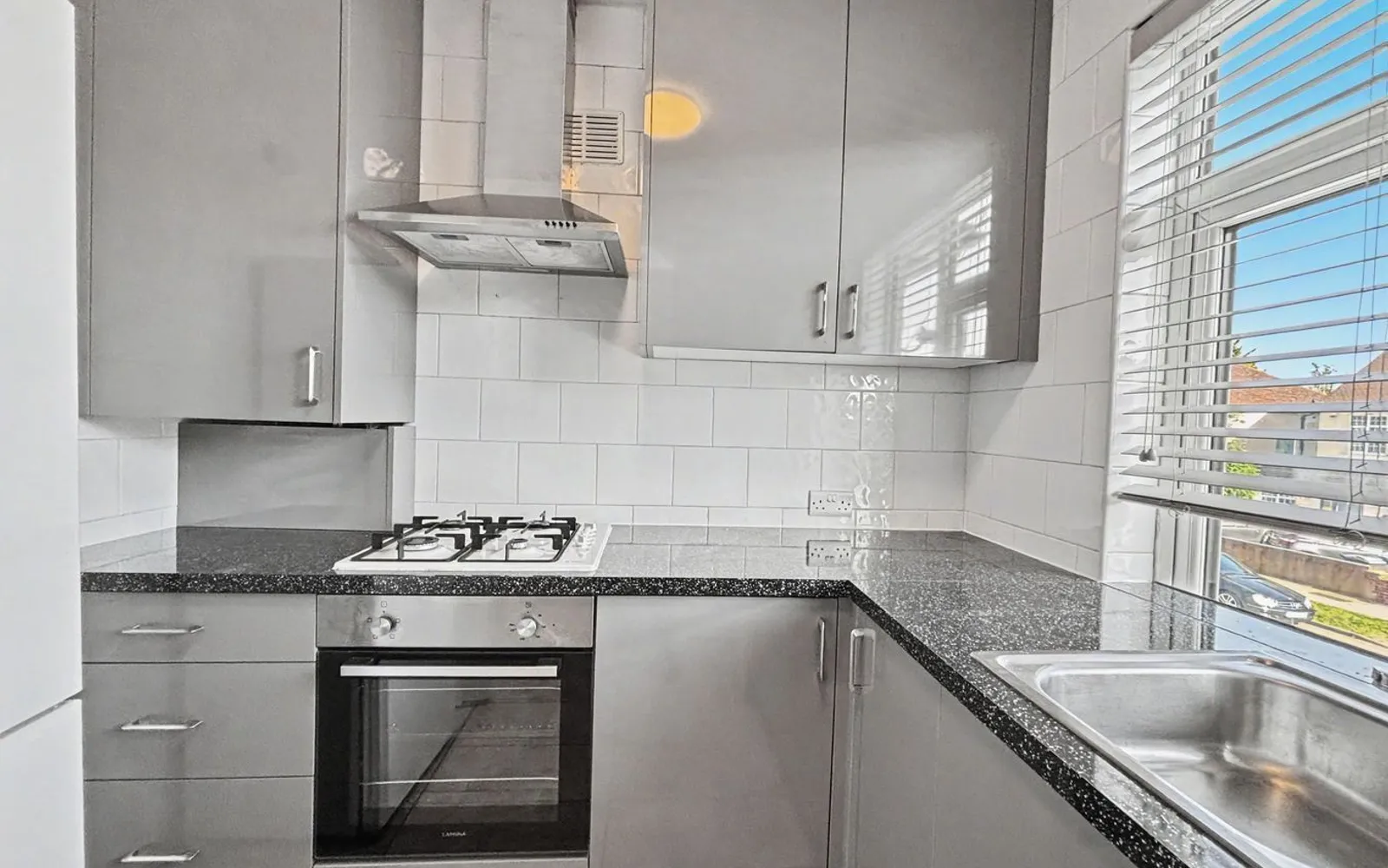 Flat Pinner Park Avenue in Greater London