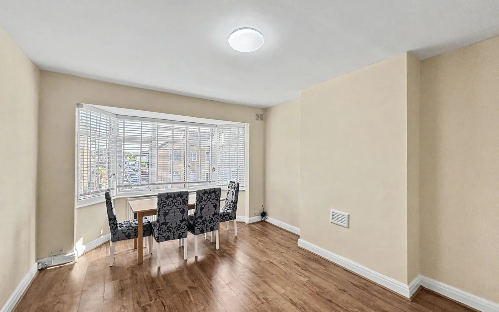 Flat Pinner Park Avenue in Greater London