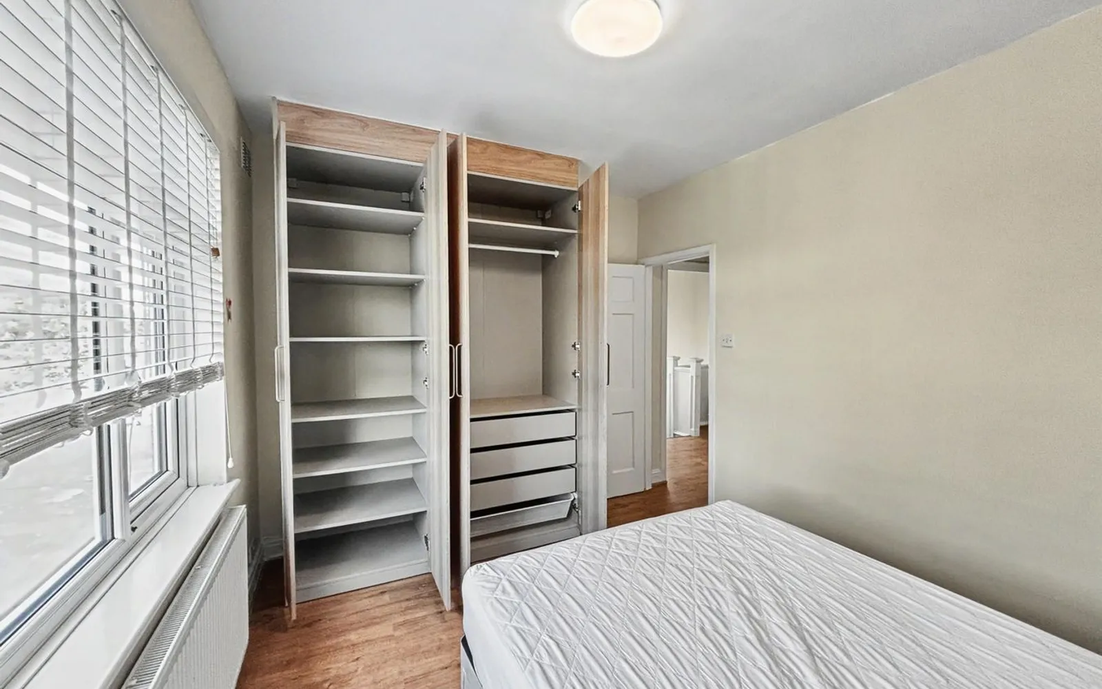 Flat Pinner Park Avenue in Greater London
