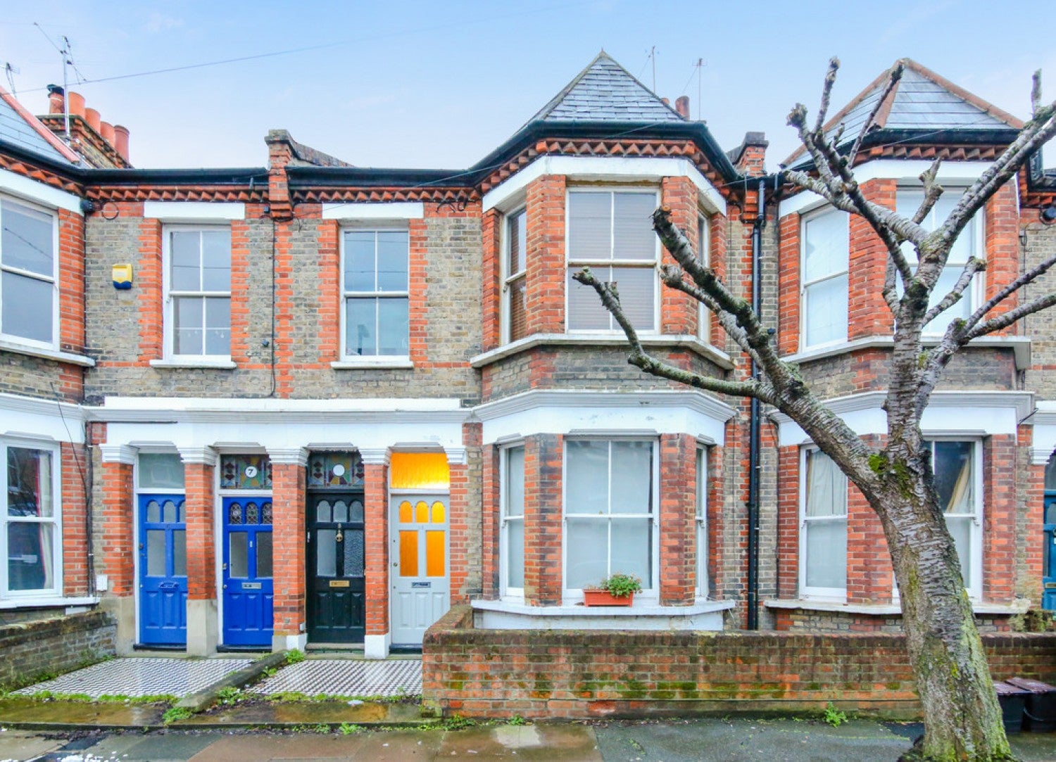 Flat Bromell's Road in Greater London