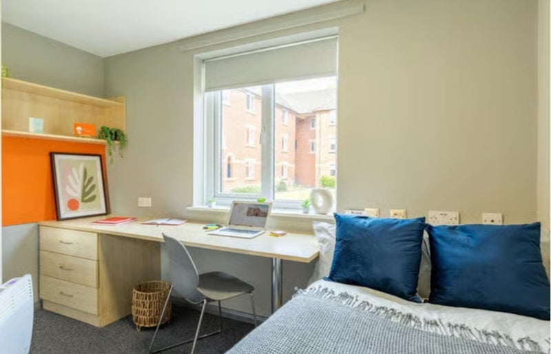 Room Calthorpe Court in Birmingham