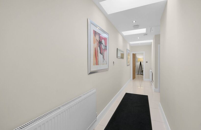 Flat Woodside Park Road in Greater London