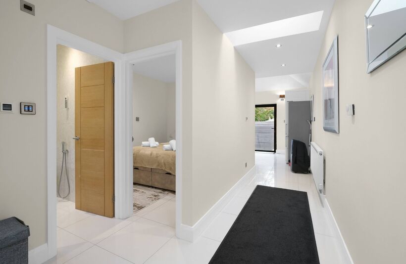 Flat Woodside Park Road in Greater London