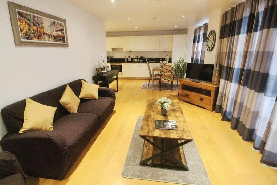 Flat Railway Terrace in Slough