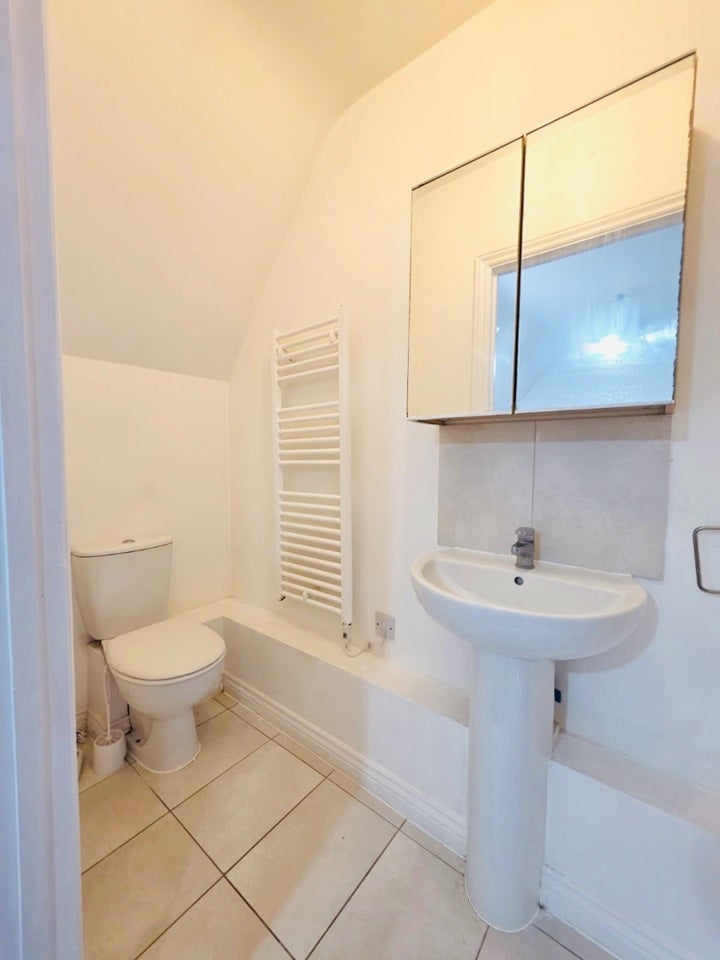 Flat Varcoe Gardens in Greater London
