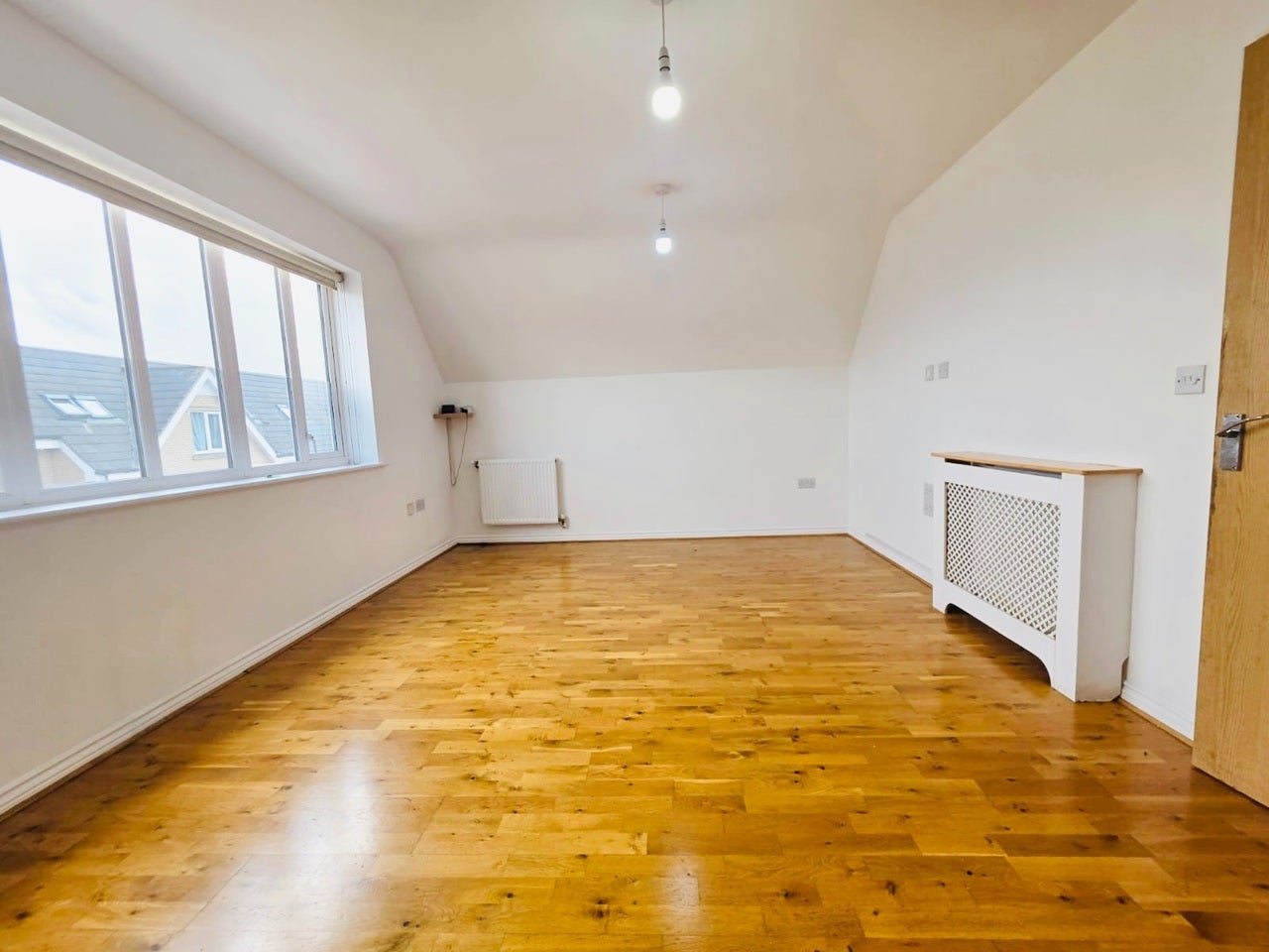 Flat Varcoe Gardens in Greater London