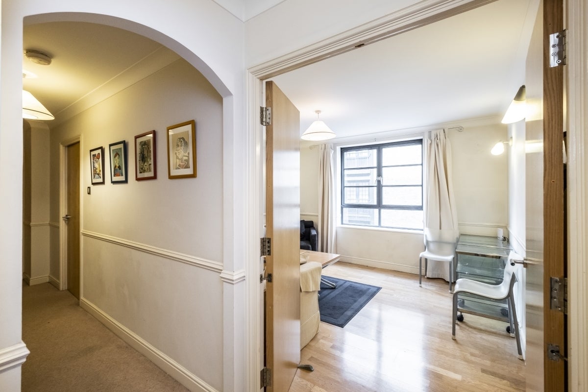 Flat Curlew Street in Greater London