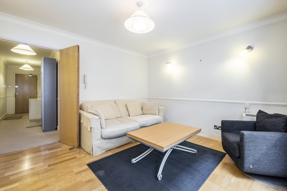Flat Curlew Street in Greater London