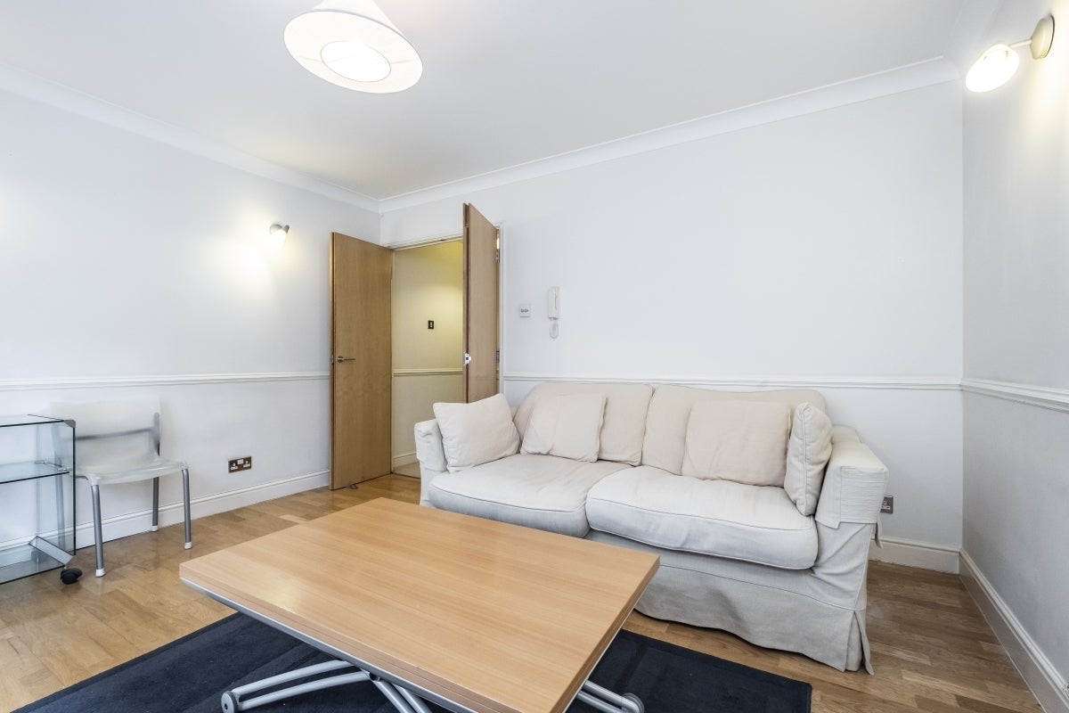 Flat Curlew Street in Greater London