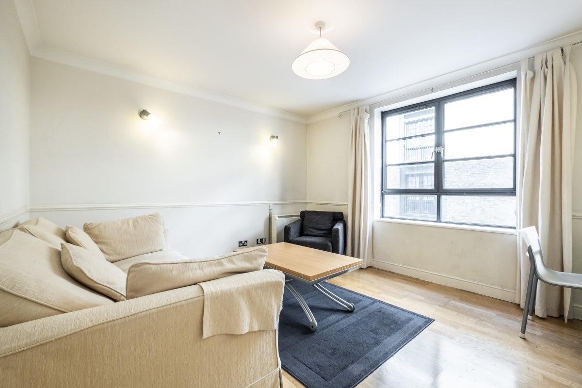 Flat Curlew Street in Greater London