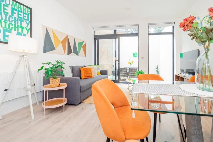 Flat Rosemont Road in Greater London