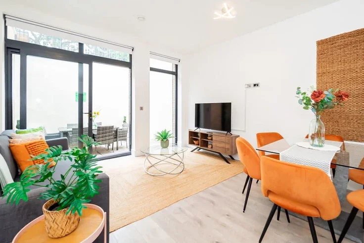 Flat Rosemont Road in Greater London