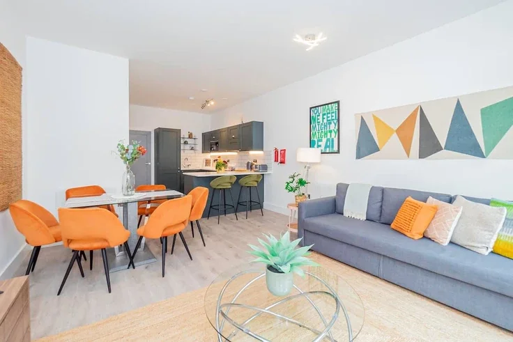 Flat Rosemont Road in Greater London