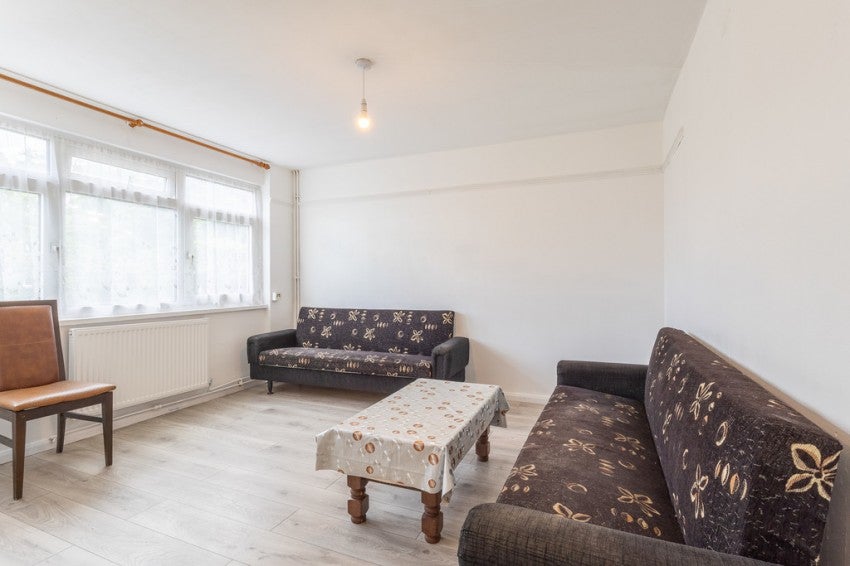 Flat Walton Road in Woking