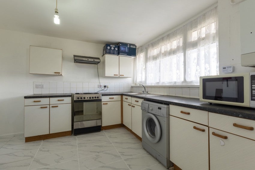 Flat Walton Road in Woking