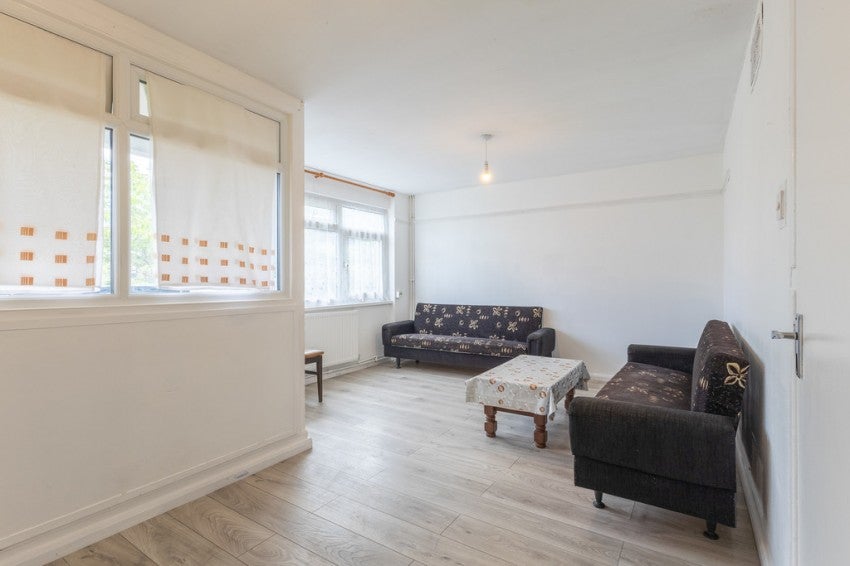 Flat Walton Road in Woking