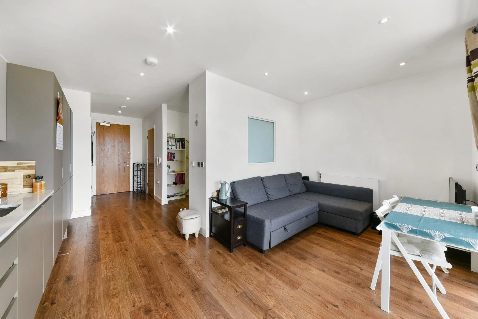 Flat New Village Avenue in Greater London