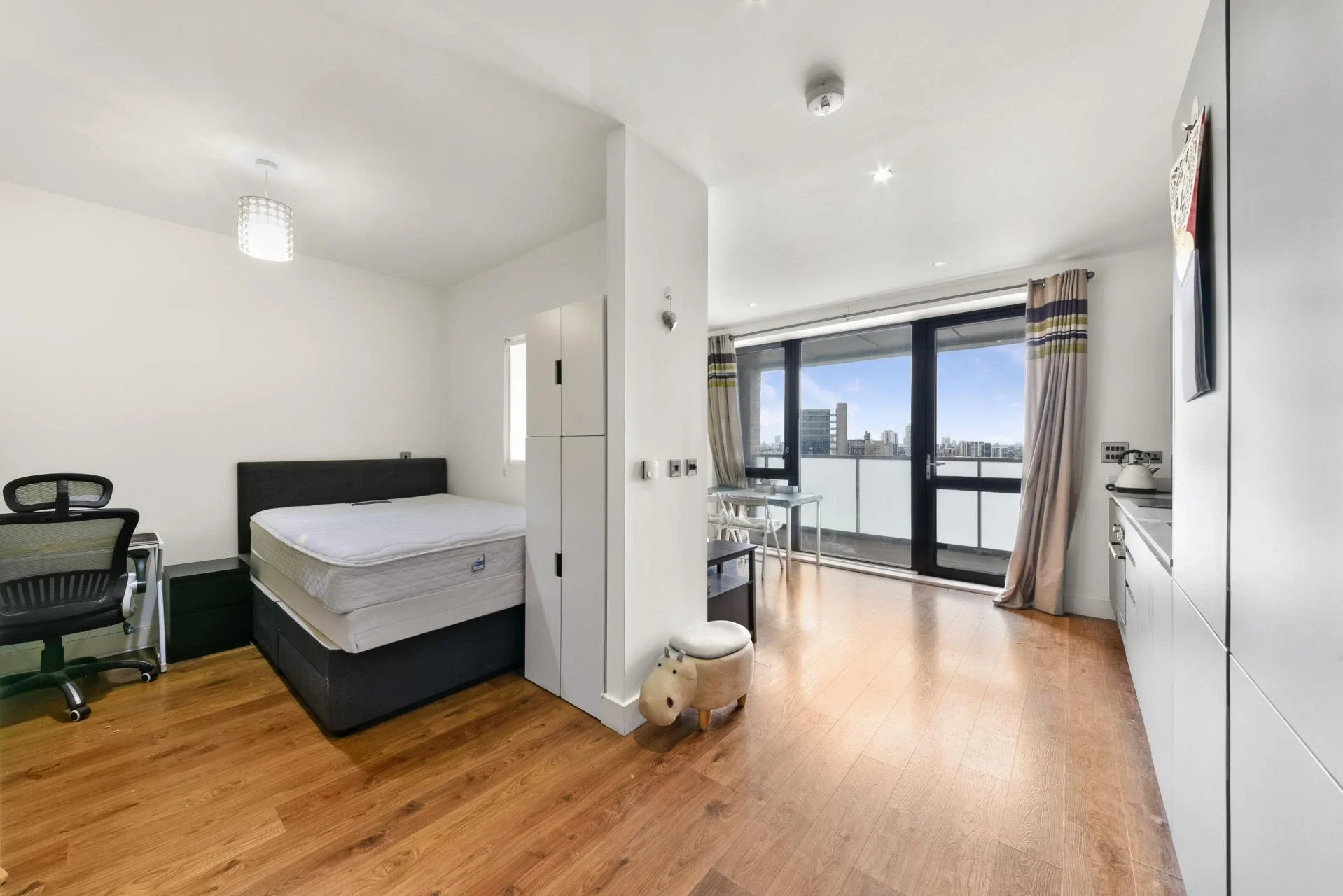 Flat New Village Avenue in Greater London