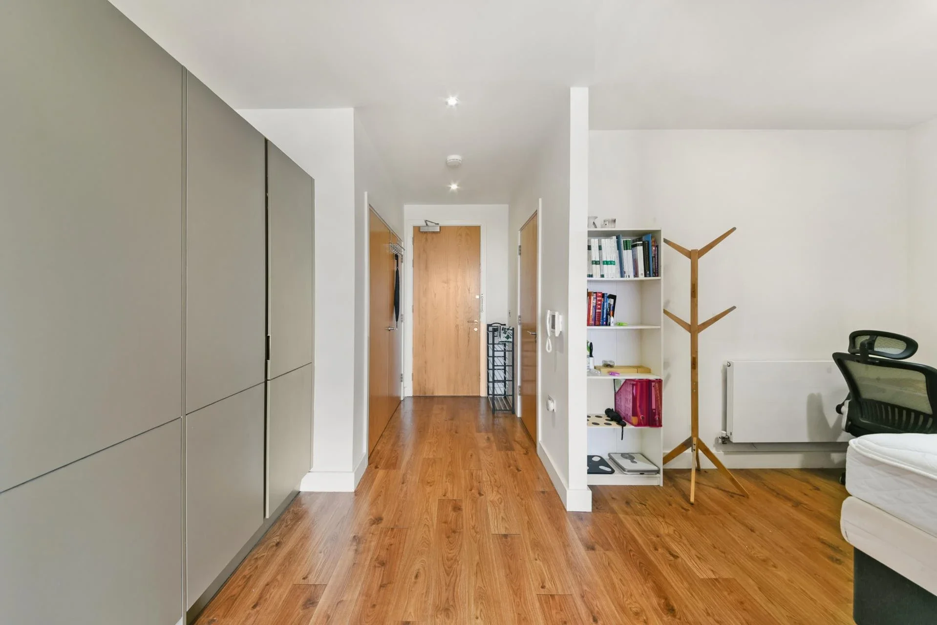 Flat New Village Avenue in Greater London