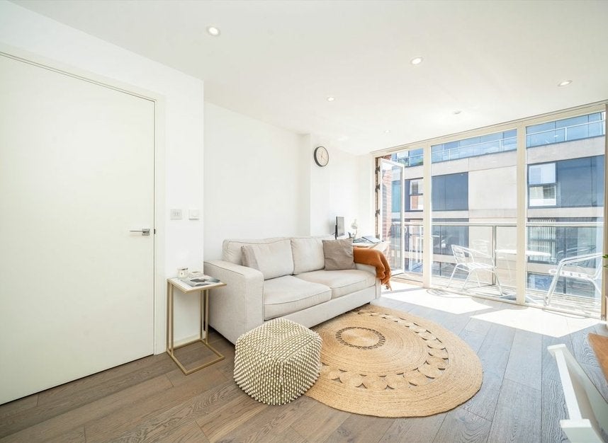 Flat Lever Street in Greater London