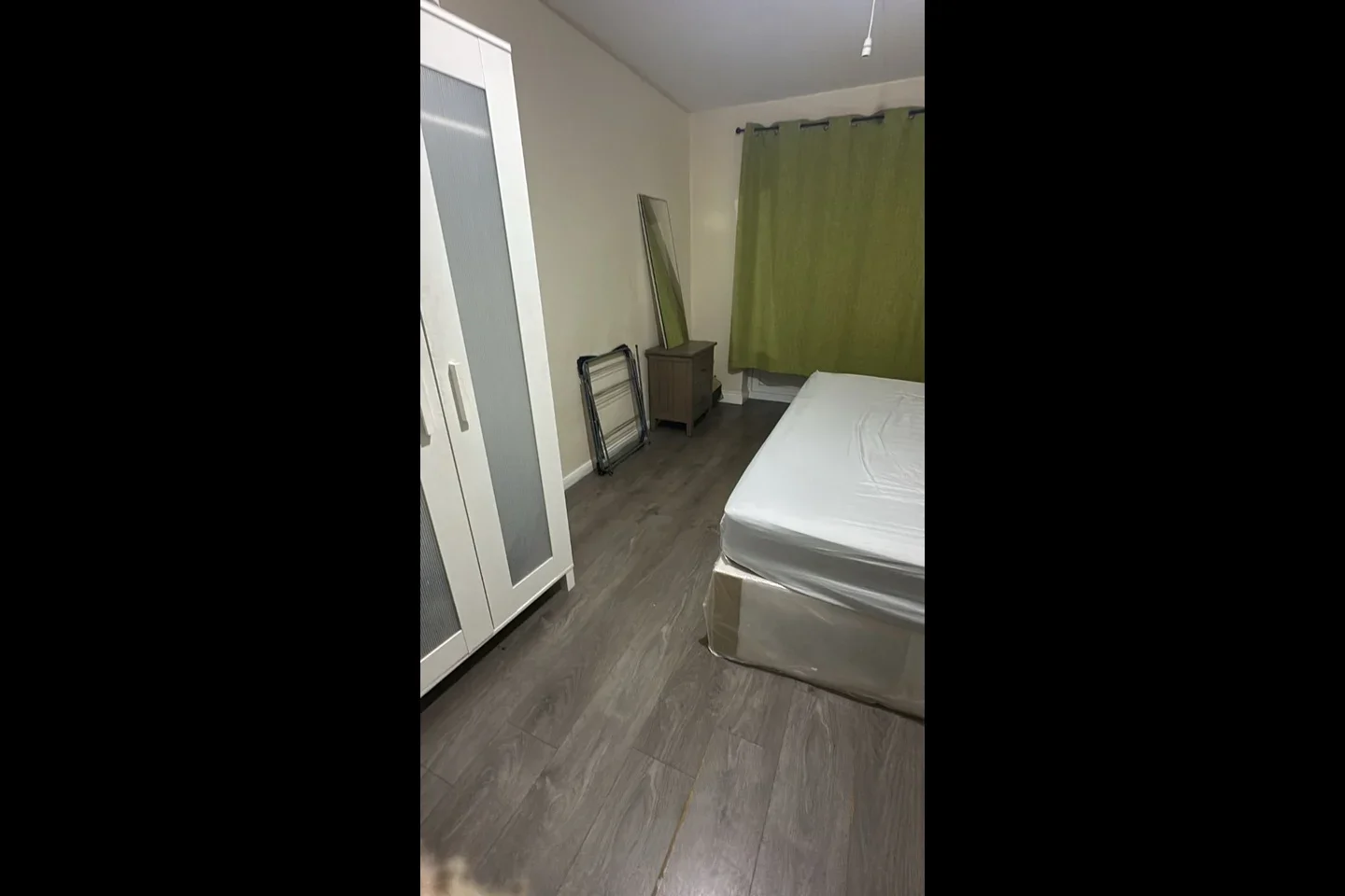 Room Whitby Gardens in Greater London