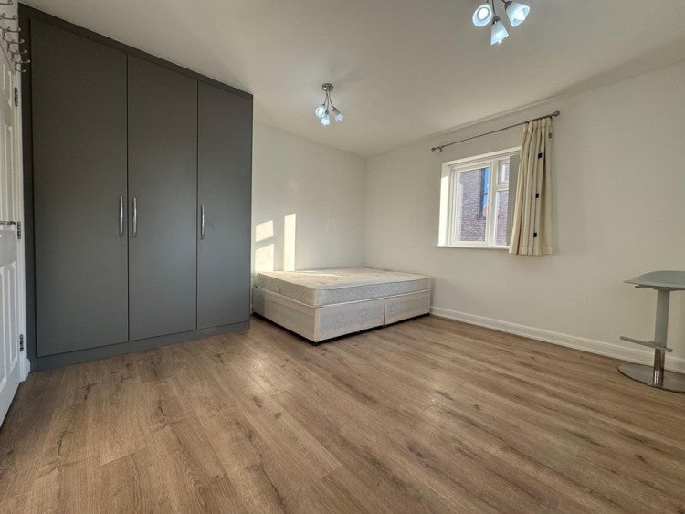 Flat Damsel Walk in Greater London