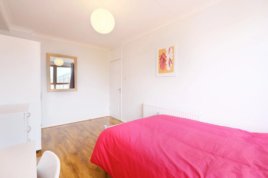 Room Robsart Street in Greater London