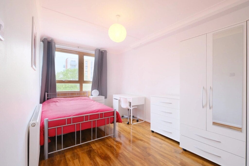 Room Robsart Street in Greater London