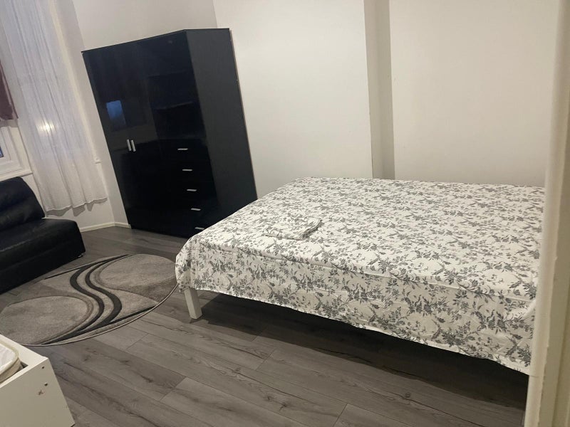 Room Chingford Mount Road in Greater London