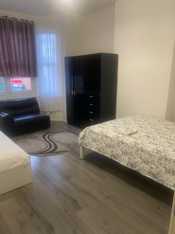 Room Chingford Mount Road in Greater London