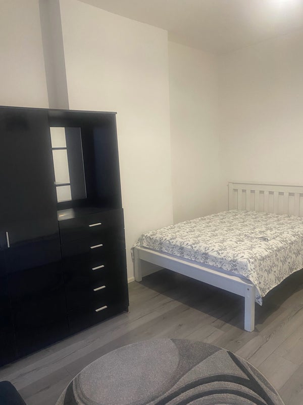 Room Chingford Mount Road in Greater London