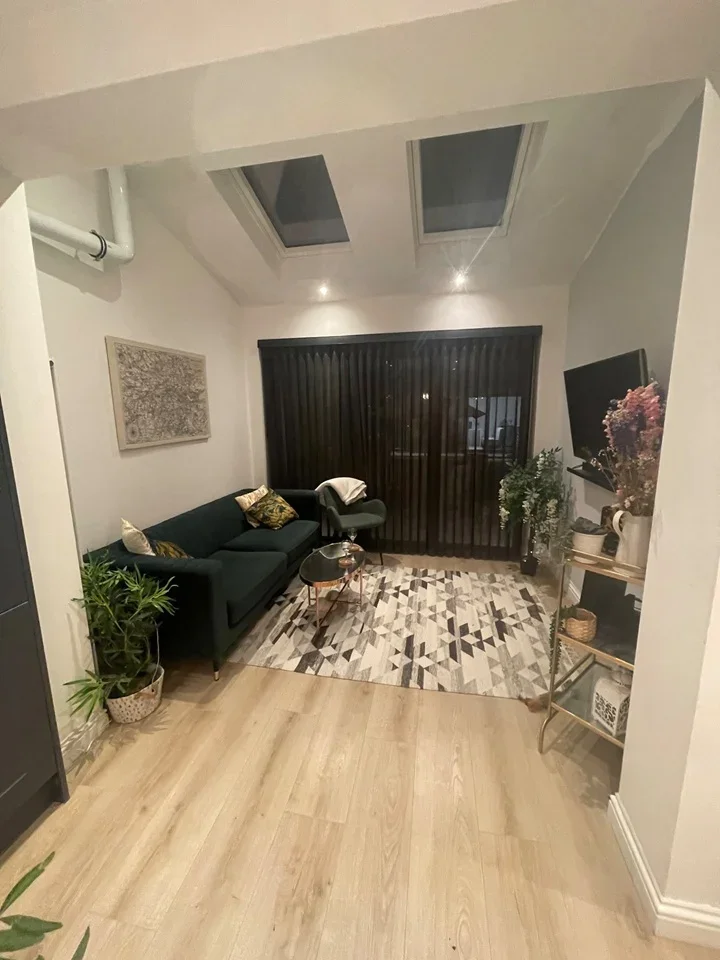 Flat Bushey Road in Greater London