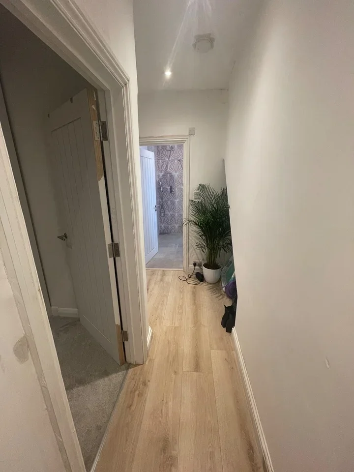 Flat Bushey Road in Greater London