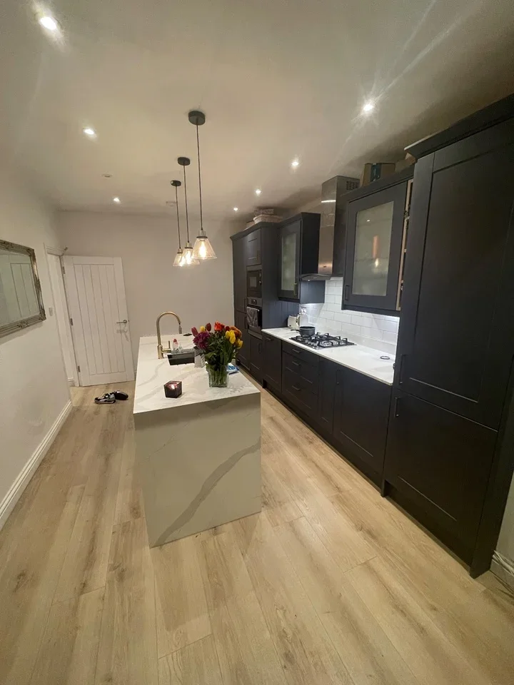 Flat Bushey Road in Greater London