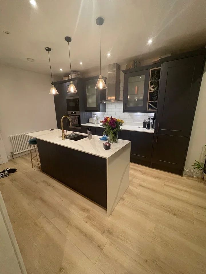 Flat Bushey Road in Greater London