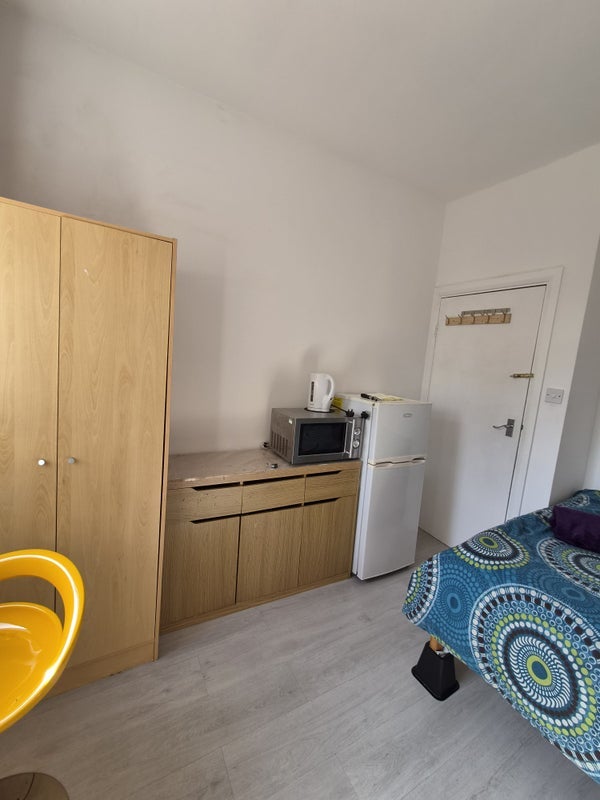 Room Bromley Road in Greater London