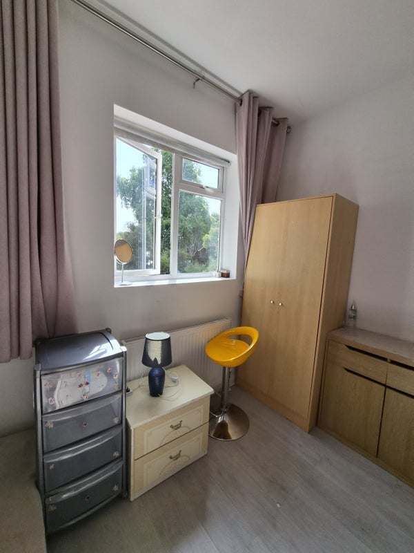 Room Bromley Road in Greater London