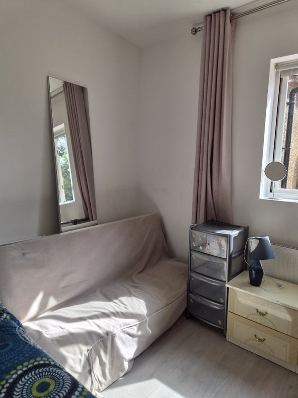 Room Bromley Road in Greater London