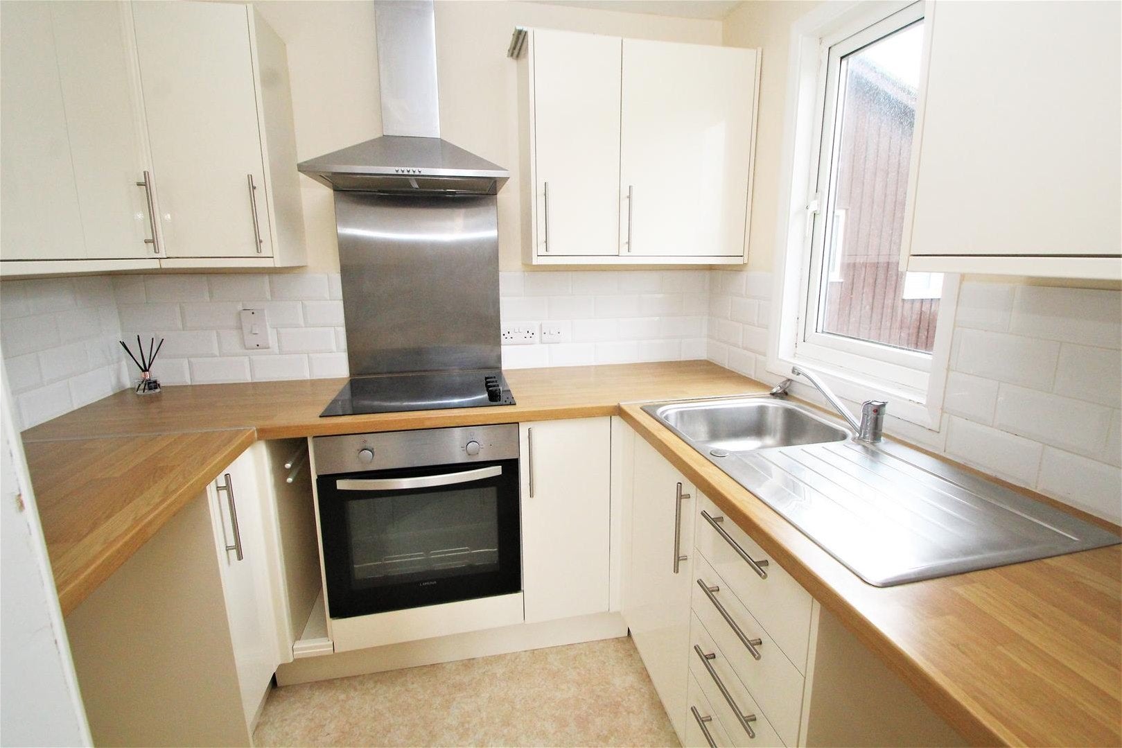 Flat Chequers Court in Stoke Mandeville