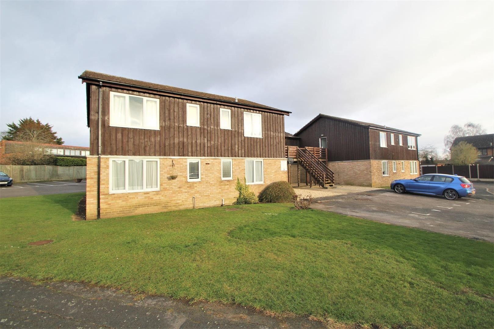 Flat Chequers Court in Stoke Mandeville