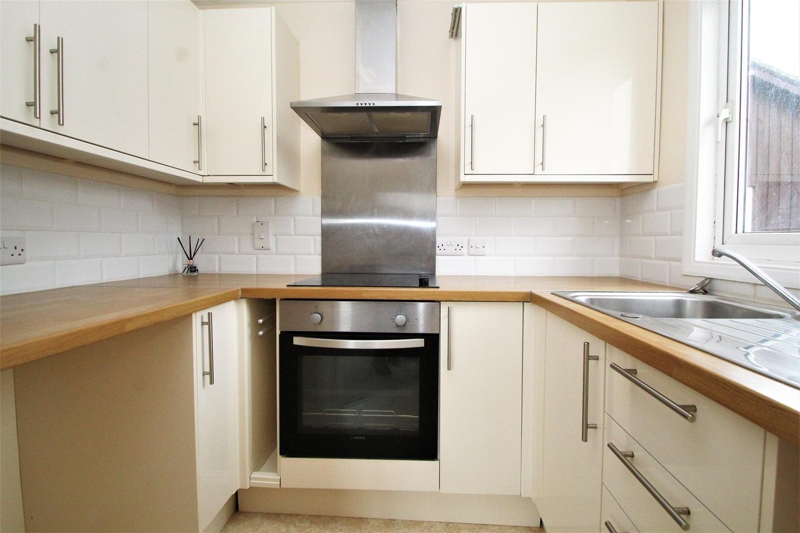 Flat Chequers Court in Stoke Mandeville