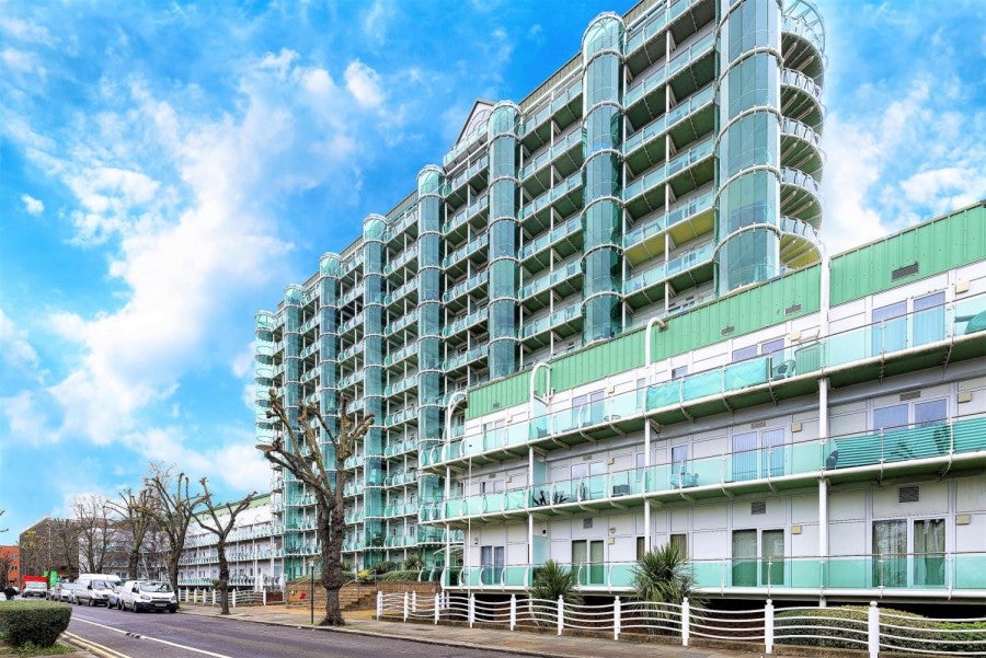 Flat Sydney Road in Greater London