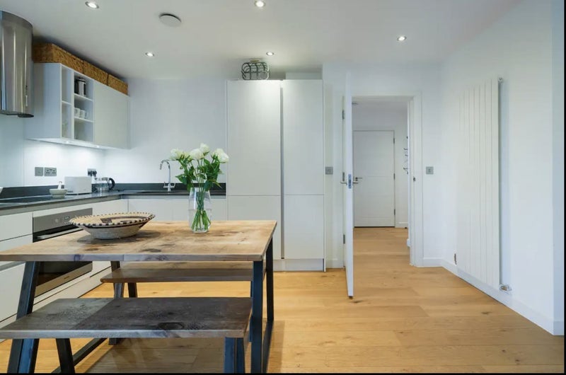 Flat Gales Gardens in Greater London