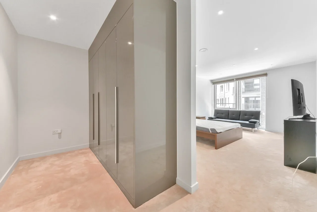 Flat Sayer Street in Greater London