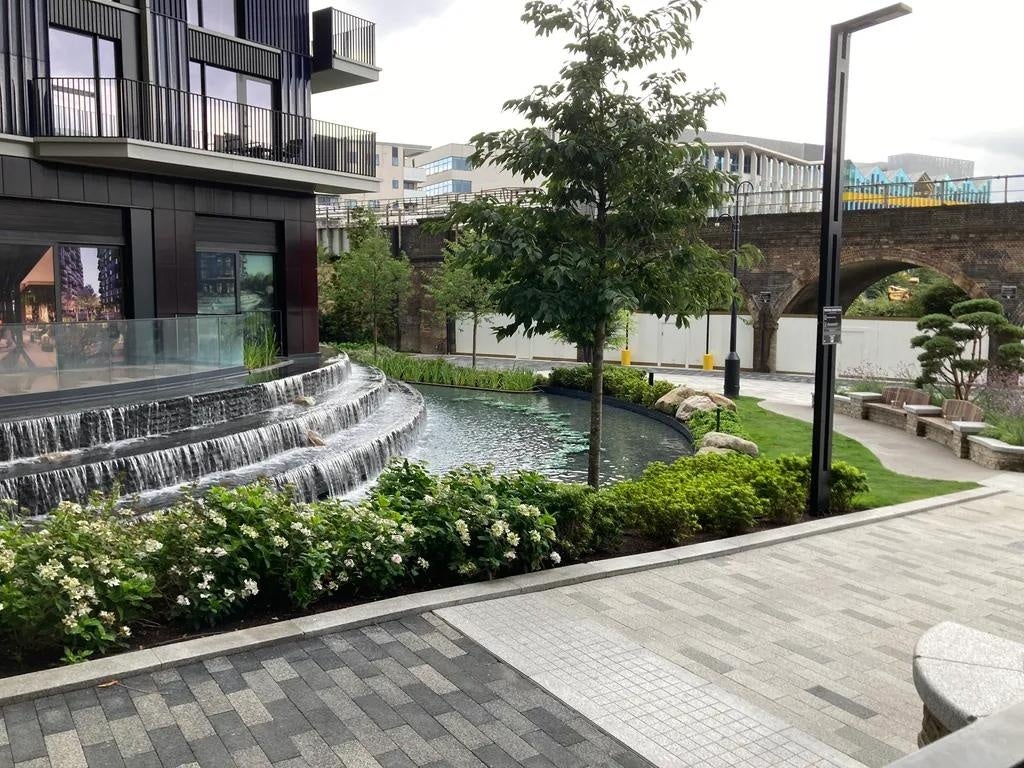 Flat Silver Road in Greater London