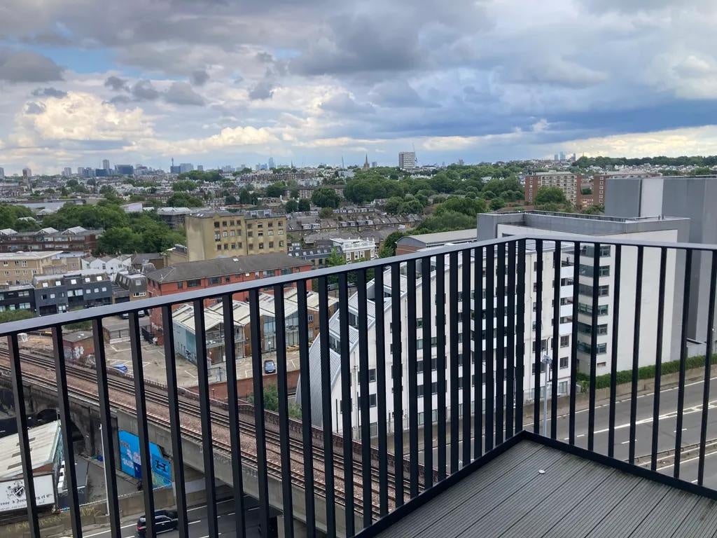 Flat Silver Road in Greater London